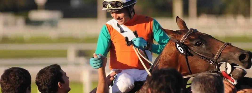 Jockey saludando después de una carrera